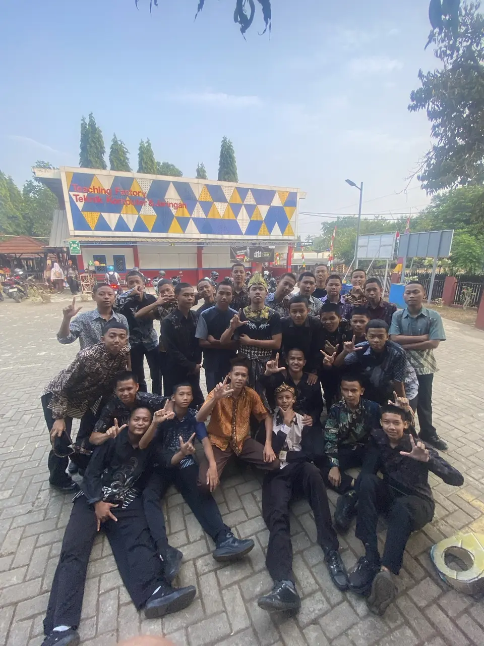 Kebersamaan di halaman sekolah