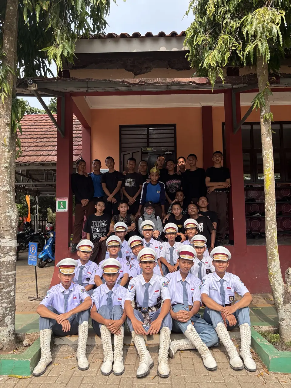 Kebersamaan siswa 10 TKR 1 di sekolah